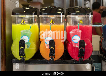 RHODES, Griechenland - 14. Mai 2018: Bunte iced juicewith frische Limette, Mango und Wassermelone. Stockfoto