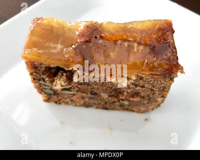 Ananas und Karotten Cake Slice serviert mit Platte. Stockfoto