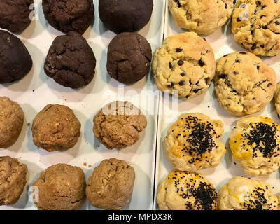 Frisch gebackene süßem und salzigem Gebäck mit Kümmel Samen auf Fach im Cafe Shop. Bäckerei Konzept. Stockfoto