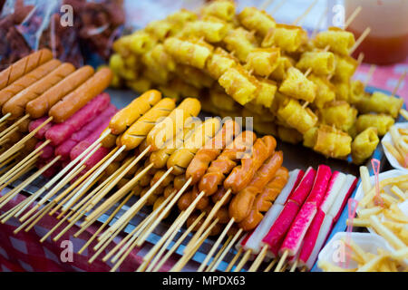 Auswahl an thailändischen Spieße Wurst und Surimi. Traditionelle thailändische streetfood Küche aus frischen Zutaten. Stockfoto