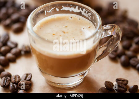 Tasse Latte Kaffee mit Biscotti Stockfoto