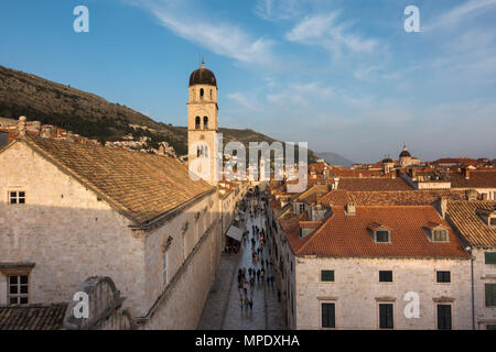 Blick hinunter Stradun (Main St) von der Stadtmauer in der Altstadt von Dubrovnik, Kroatien. Stockfoto