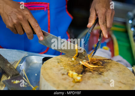 Die traditionelle Art der Zubereitung gegrillter Tintenfisch mit Häckslermesser. Bild der traditionelle thailändische Küche aus frischen Zutaten in restauranti genommen. Stockfoto