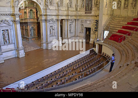Teatro Olimpico (Renaissance Theater), Innenansicht, zeigt die semi-elliptischen Auditorium und Bühne (mit einem Reiseleiter) in PS gemacht, durch Palladi Stockfoto