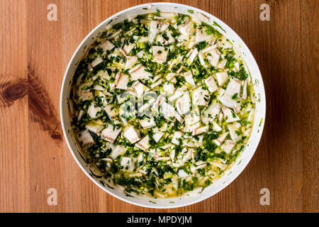 Artischocken Salat in weiße Schüssel. Ökologische Lebensmittel Stockfoto