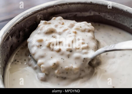 Kalten Joghurt Suppe mit Weizen, der in der Pfanne. Ökologische Lebensmittel. Stockfoto