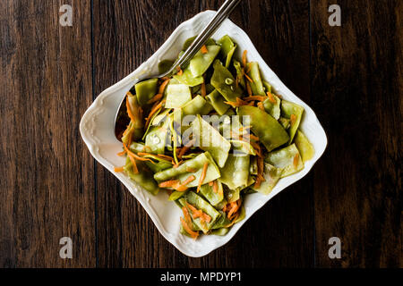 Zuckerschoten Salat mit Karotten Scheiben/Sultani Bezelye. Ökologische Lebensmittel Stockfoto