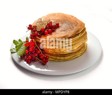 Pfannkuchen auf einer weißen Platte mit Johannisbeere Konfitüre und Beeren Stockfoto