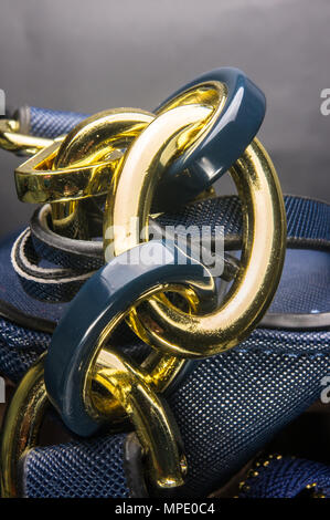 Armaturen auf dem Leder Handtasche Stockfoto