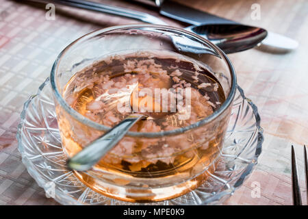 Rosa Flüssigkeit Sauce mit Essig und Knoblauch. Ökologische Lebensmittel. Stockfoto