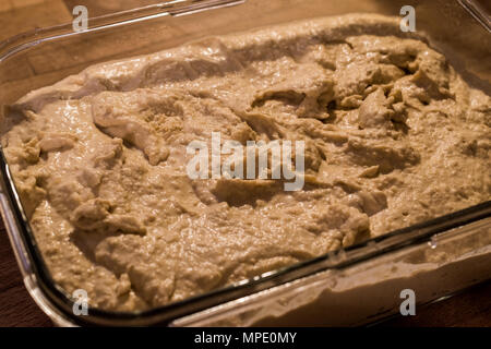 Hausgemachte Hummus in Glas bowlon Holz- Oberfläche Stockfoto