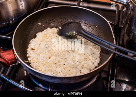 Zwiebeln sind Braten in einer Pfanne home Konzept Stockfoto