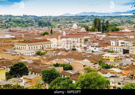 Über Blick auf die Stadt von Popayan in der Mitte des Departements Cauca gelegen. Es ist die weiße Stadt genannt, weil die meisten der Häuser sind lackiert Stockfoto