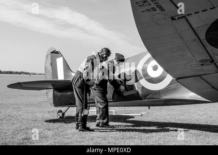 Die Schlacht um England ära Spitfire Mk 1 mit Pilot & Ground Crew Ingenieur Re-enactors erörtern scheinbare Kampf beschädigt werden. Supermarine Spitfire Mark 1 Ebene Stockfoto