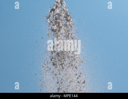 Brunnen Wasserstrahl hoch in den Himmel, hohe Verschlusszeit freeze Motion Stockfoto