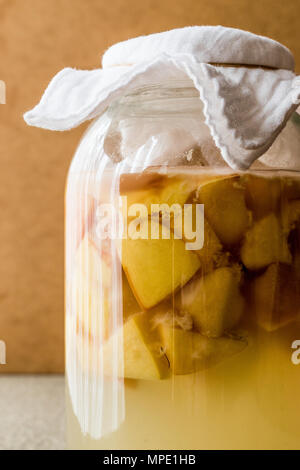 Hausgemachte Quitten Essig oder Saft in der Flasche. Ökologische Lebensmittel Stockfoto