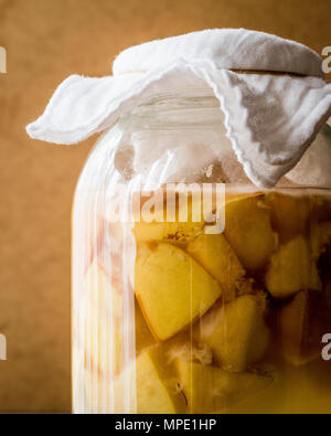 Hausgemachte Quitten Essig oder Saft in der Flasche. Ökologische Lebensmittel Stockfoto