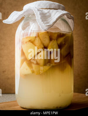 Hausgemachte Quitten Essig oder Saft in der Flasche. Ökologische Lebensmittel Stockfoto