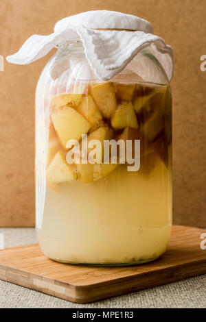 Hausgemachte Quitten Essig oder Saft in der Flasche. Ökologische Lebensmittel Stockfoto