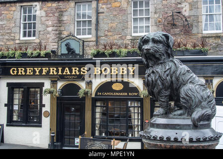 Statue von greyfriars Bobby außerhalb der Inn mit dem gleichen Namen, Edinburgh, Schottland Stockfoto