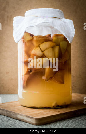 Hausgemachte Apfelessig Bio Lebensmittel in der Flasche. Stockfoto