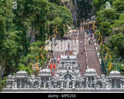 Kuala Lumpur, Malaysia - 13. Februar 2018: Batu Höhlen ist ein Hügel aus Kalkstein, hat eine Reihe von Höhlen und Höhlentempeln in Gombak, Malaysia. Stockfoto