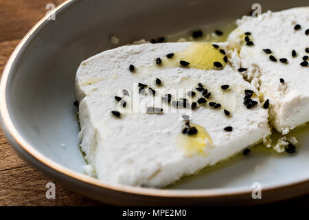 Cokelek oder Lor peyniri/Quark mit Olivenöl und schwarzer Kreuzkümmel. Ökologische Lebensmittel. Stockfoto