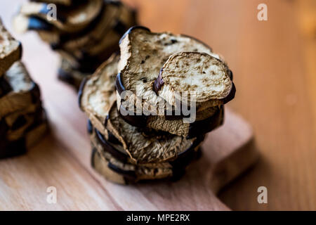 Stapel von gebratenen Auberginen auf Holz- Oberfläche. Ökologische Lebensmittel. Stockfoto