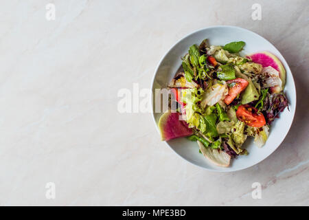 Frische hausgemachte Rettich Salat mit Tomaten und Balsamico-essig. Ökologische Lebensmittel. Stockfoto