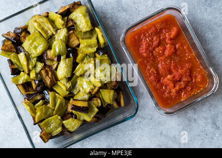 Türkische Lebensmittel Kizartma/Gebratene Aubergine oder eierfrucht Schichten mit Tomatenmark Salsa Sauce im Glas Schüssel. Traditionelle Speisen. Stockfoto