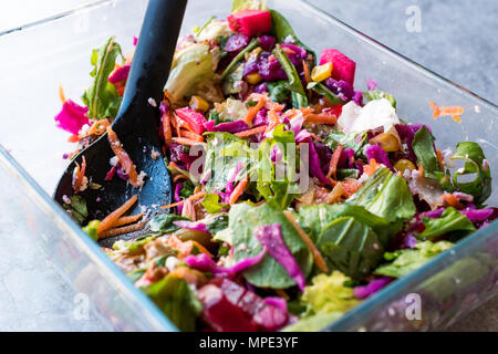 Frische hausgemachte Bunter Salat mit Lila Kohl, Rüben, Karotten und Rakete. Ökologische Lebensmittel. Stockfoto