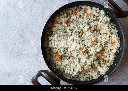 Gemüse Reis mit Erbsen, Möhren und Dill im Topf/Pilav oder pilaw. Traditionelle biologische Lebensmittel. Stockfoto