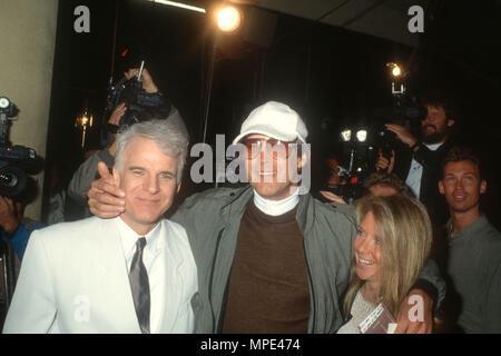 CENTURY CITY, CA - 5. Februar: (L-R) Schauspieler Steve Martin, Schauspieler Chevy Chase und Frau Schreiber Jayni Chase an 'LA Story' Premiere am Februar 5, 1991 Cineplex Odeon Century City Kinos in Century City, Kalifornien. Foto von Barry King/Alamy Stock Foto Stockfoto