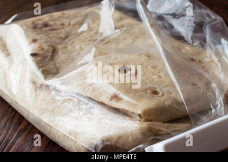 Türkische Lavash Hartweizen Fladenbrot für gözleme oder traditionelle Wraps. Traditionelle Speisen. Stockfoto