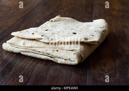 Türkische Lavash Hartweizen Fladenbrot für gözleme oder traditionelle Wraps. Traditionelle Speisen. Stockfoto