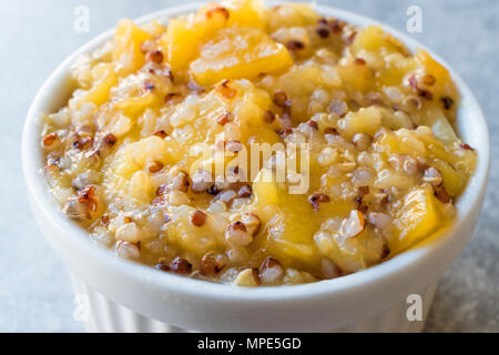 Acai Schüssel/Quinoa mit tropischen Früchten Mango, Papaya und Ananas. Ökologische Lebensmittel. Stockfoto