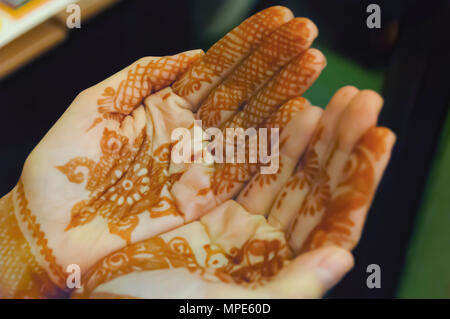 Eine Nahaufnahme der Hand einer Frau mit mehndi Design, durch eine Henna artist an Shilparamam Kunst & Handwerk Dorf, Hyderabad, Indien angewendet. Kunst n'Vielfalt. Stockfoto