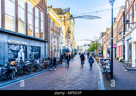 Einer der vielen typisch Holländischen Einkaufsstraßen in der berühmten Stadtzentrum der historischen Stadt Zwolle, Niederlande. Stockfoto