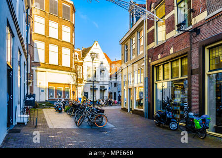 Einer der vielen typisch Holländischen Einkaufsstraßen in der berühmten Stadtzentrum der historischen Stadt Zwolle, Niederlande. Stockfoto