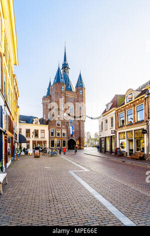 Typisch Holländischen traditionelles Ziegelstein Straße mit historischen niederländischen Wohnungen und Gebäuden in der Stadt Zwolle in Overijssel, Niederlande Stockfoto