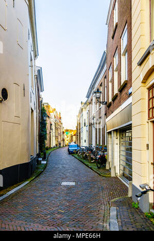 Typisch Holländischen traditionelles Ziegelstein Straße mit historischen niederländischen Wohnungen und Gebäuden in der Stadt Zwolle in Overijssel, Niederlande Stockfoto
