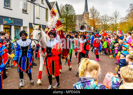 Die berühmten und fröhlichen jährliche Ankunft des Heiligen Nikolaus am 5. Dezember in der Innenstadt von Valkenburg in den Niederlanden Stockfoto