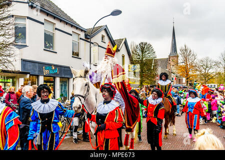 Die berühmten und fröhlichen jährliche Ankunft des Heiligen Nikolaus am 5. Dezember in der Innenstadt von Valkenburg in den Niederlanden Stockfoto