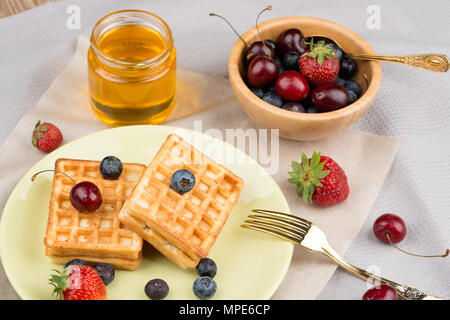 Foto von Waffeln mit Beeren auf Holz- Hintergrund Stockfoto