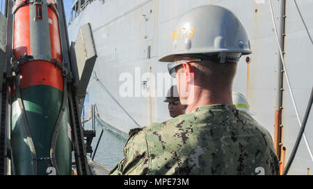 170210-N-JOH 506-149 POLARIS, Guam (Feb. 10, 2017) - Los Angeles-Klasse Angriffs-U-Boot USS Chicago (SSN721) Waffen Offizier, Leutnant Jason Paradies, beobachtet ein ordnance Transfer zum U-Boot Tender USS Emory S. Land (39). Chicago ist die Vollendung des ersten ordnance Transfer von Torpedos auf einem u-boot Ausschreibung seit 2012. Chicago ist eine von vier Vorwärts eingesetzten U-Boote im Hafen Apra, Guam, der auch die beiden U-Boot der US-Marine homeported. (U.S. Marine Foto von Mass Communication Specialist 1. Klasse Jamica Johnson) Stockfoto