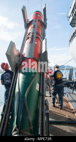 170210-N-JOH 506-182 POLARIS, Guam (Feb. 10, 2017) - Segler nach Los Angeles-Klasse Angriffs-U-Boot USS Chicago (SSN721) heben eine abrufbare Übung zur Vorbereitung der Übertragung Torpedo (EXTORP) auf u-boot Tender USS Emory S. Land (39). Chicago ist die Vollendung des ersten ordnance Transfer von Torpedos auf einem u-boot Ausschreibung seit 2012. Chicago ist eine von vier Vorwärts eingesetzten U-Boote im Hafen Apra, Guam, der auch die beiden U-Boot der US-Marine homeported. .S. Marine Foto von Mass Communication Specialist 1. Klasse Jamica Johnson) Stockfoto