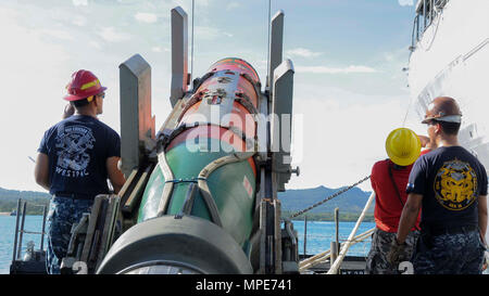 170210-N-JOH 506-196 POLARIS, Guam (Feb. 10, 2017) - Segler nach Los Angeles-Klasse Angriffs-U-Boot USS Chicago (SSN721) heben eine abrufbare Übung zur Vorbereitung der Übertragung Torpedo (EXTORP) auf u-boot Tender USS Emory S. Land (39). Chicago ist die Vollendung des ersten ordnance Transfer von Torpedos auf einem u-boot Ausschreibung seit 2012. Chicago ist eine von vier Vorwärts eingesetzten U-Boote im Hafen Apra, Guam, der auch die beiden U-Boot der US-Marine homeported. (U.S. Marine Foto von Mass Communication Specialist 1. Klasse Jamica Johnson) Stockfoto