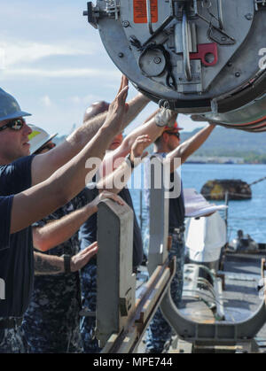 170210-N-JOH 506-235 POLARIS, Guam (Feb. 10, 2017) - Segler nach Los Angeles-Klasse Angriffs-U-Boot USS Chicago (SSN721) bereiten sie auf u-boot Tender USS Emory S. Land zu übertragen, um eine abrufbare Übung Torpedo (EXTORP) (AS 39). Chicago ist die Vollendung des ersten ordnance Transfer von Torpedos auf einem u-boot Ausschreibung seit 2012. Chicago ist eine von vier Vorwärts eingesetzten U-Boote im Hafen Apra, Guam, der auch die beiden U-Boot der US-Marine homeported. (U.S. Marine Foto von Mass Communication Specialist 1. Klasse Jamica Johnson) Stockfoto