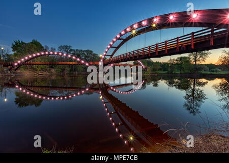 Die tridge bei Nacht, überspannt den Zusammenfluss von Chippewa und Tittabawassee Flüsse in Chippewassee Park in Midland, Michigan. Die Brücke reflektiert in t Stockfoto