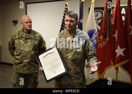 Us-Armee Generalleutnant Jeffrey S. Buchanan, US-Armee Nord (fünfte Armee) Commander, präsentiert die Armee Superior Unit Award der US-Armee Generalmajor Glenn A. Bramhall, 263Rd Armee Luft- und Raketenabwehr Befehl (AAMDC) Commander im Namen der 263Rd AAMDC, South Carolina Army National Guard, bei einem Besuch in der Zentrale in Anderson, South Carolina, Feb 9, 2017. (US Army National Guard Foto: Staff Sgt. Roby Di Giovine) Stockfoto